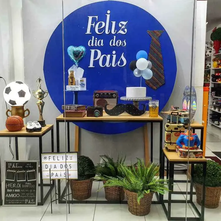 Vitrine de Dia dos Pais com itens vintage e lúdicos