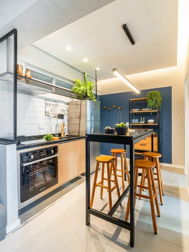Foto de cozinha de kitnet de 33 m² decorada com marcenaria planejada