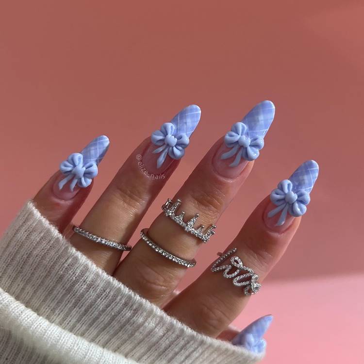 Unhas azuis xadrez decoradas com laços azuis 3D