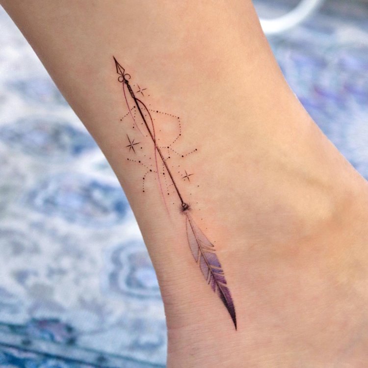 Tattoo de constelação do signo de Sagitário, cores: preto e lilás. Com flecha com pena lilás na ponta