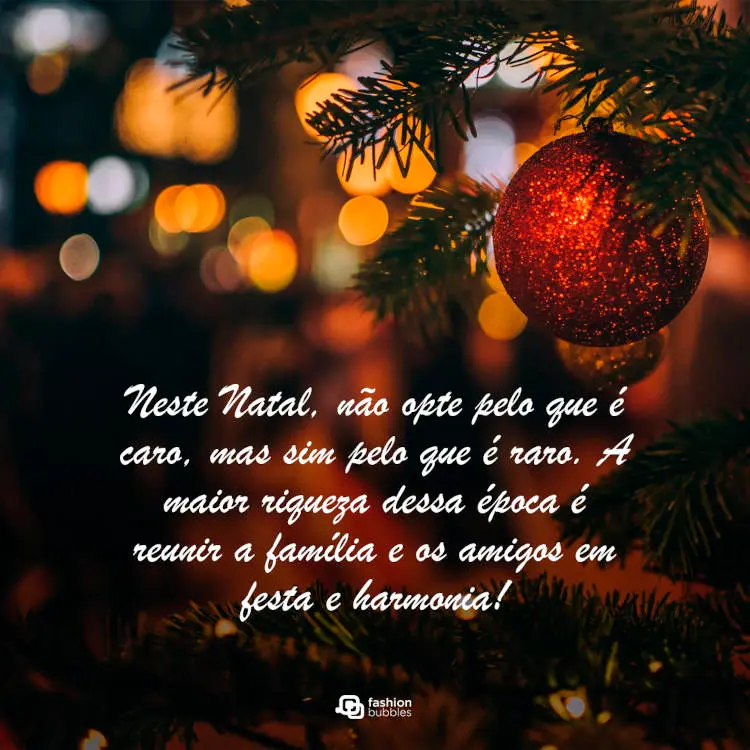 Foto de zoom em árvore de natal decorada e frase "Neste Natal, não opte pelo que é caro, mas sim pelo que é raro. A maior riqueza dessa época é reunir a família e os amigos em festa e harmonia!"
