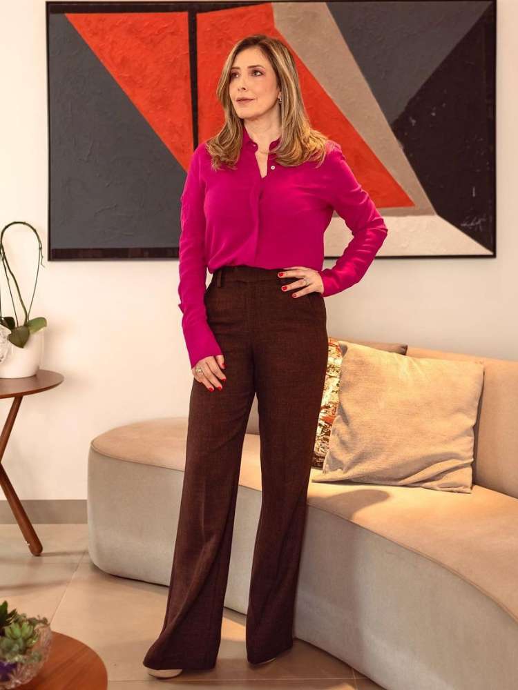 Mulher mostra como usar marrom com rosa