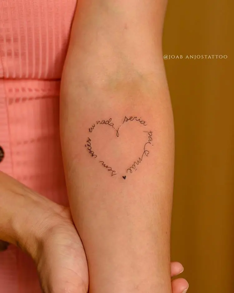 tatuagem escrita Eu nada seria/pai e mãe/sem vocês no braço em formato de coração