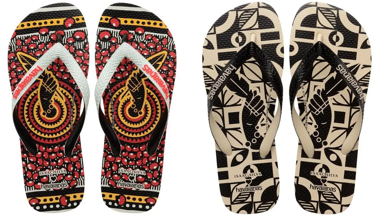 2 Chinelos havaiana com estampas coloridas.