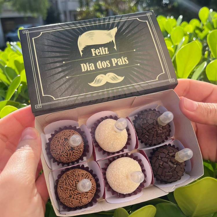 Uma cesta simples contendo docinhos, acompanhada de uma caixa personalizada para o Dia dos Pais.