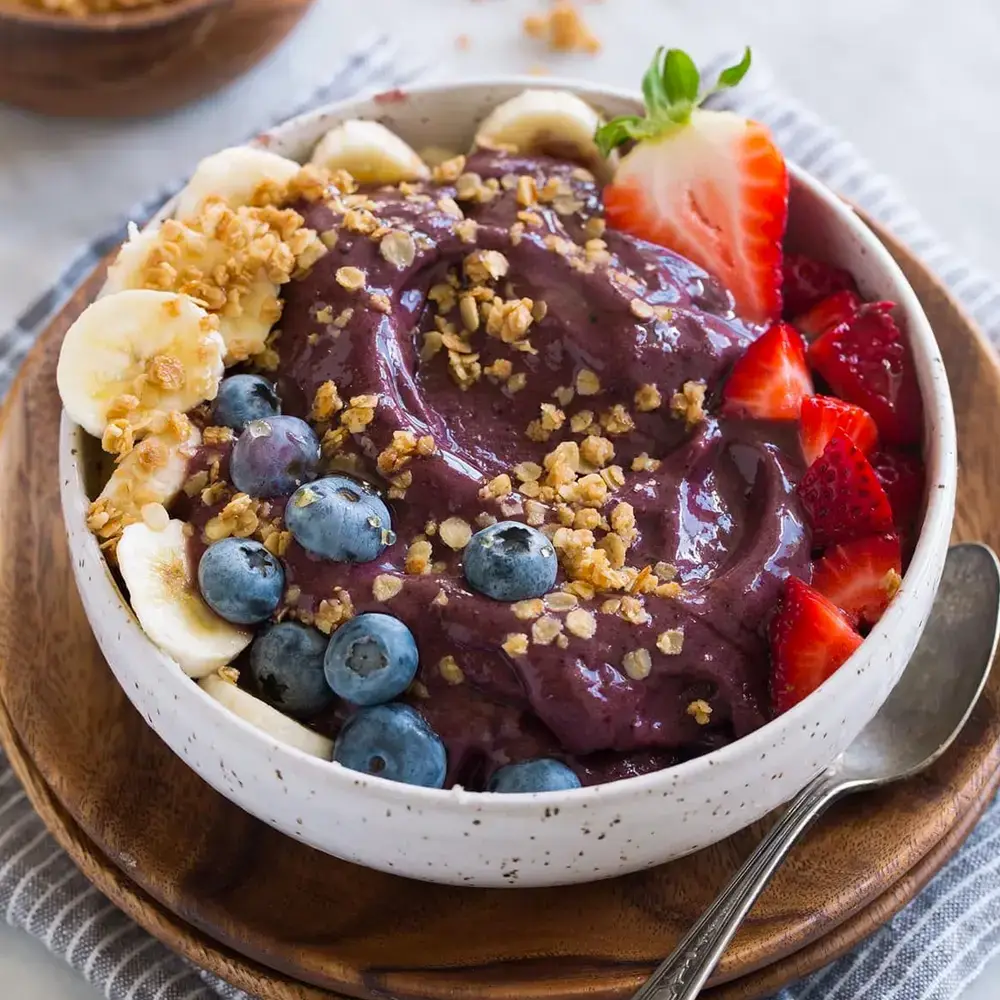 Tigela de açaí com morango, banana e mirtilo 
