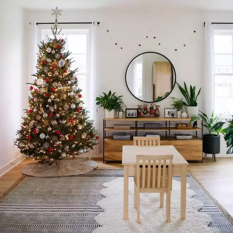 Foto de sala decorada para o Natal.