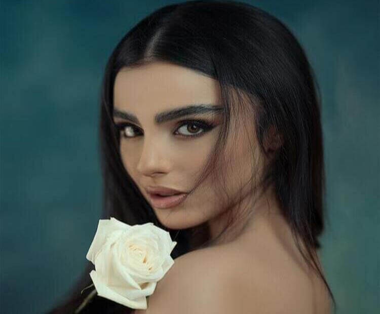 mulher de cabelos e olhos negros segurando uma rosa branca mulher morena com olhos castanho-claros segurando uma rosa branca