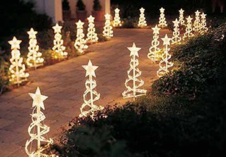 Mini árvore de nata iluminada.