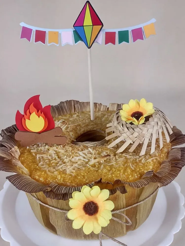 Bolo na palha com toppins de fogueira, bandeirinhas, flores e chapéu de palha 