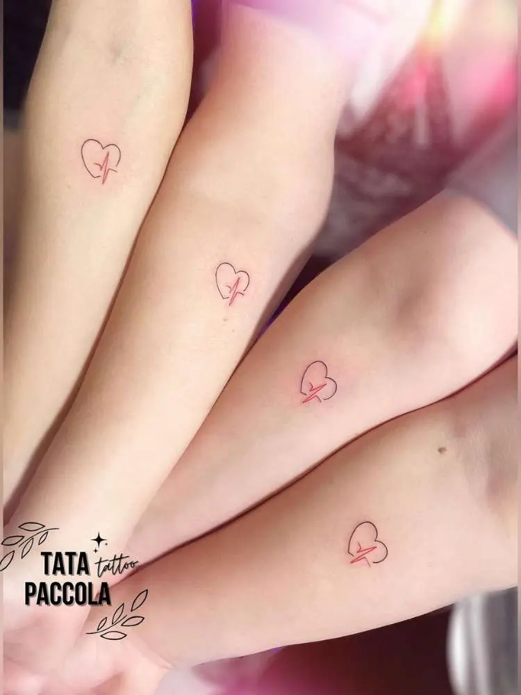 Opção de tatuagem de amigas