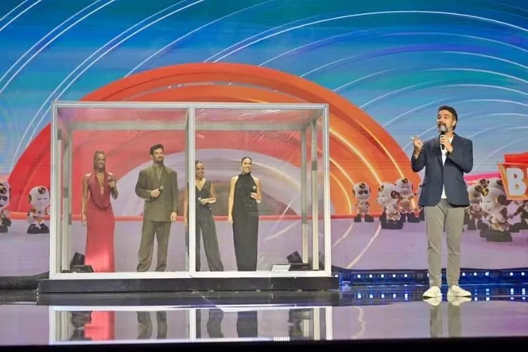Foto do apresentador Tadeu Schmidt anunciando as cinco Casas de Vidro, uma das novidades do BBB 26