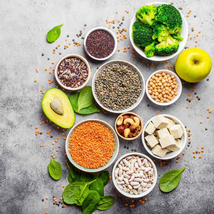 alimentos para uma dieta vegana saudável em fundo cinza