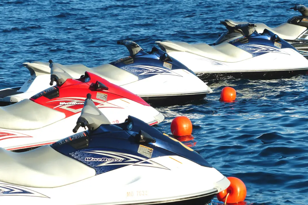 Imagem de vários Jet Skis lado a lado parados no mar Imagem de vários Jet Skis lado a lado parados no mar.