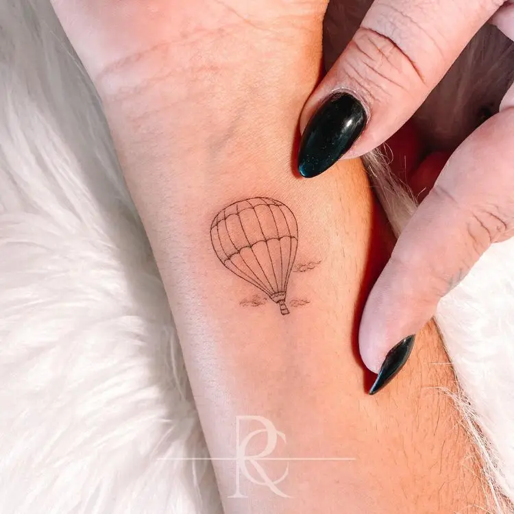 Tatuagem pequena de balão em fineline 