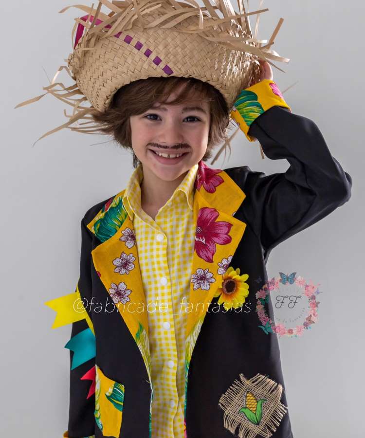 Menino com camisa xadrez e blazer decorado para festa junina infantil