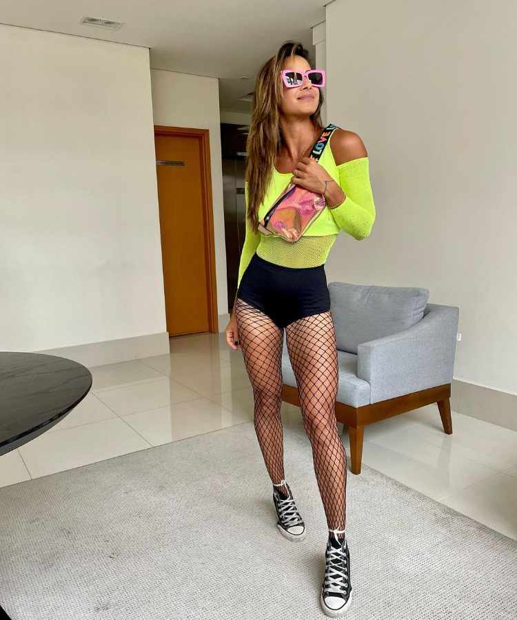 Mulher com pochete para o Carnaval.