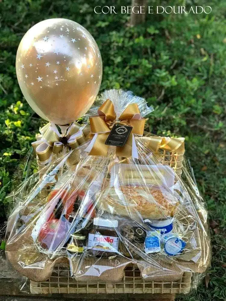 Cesta dourada com balão e doces