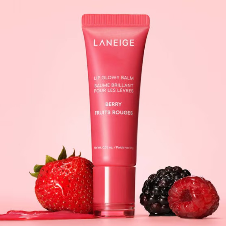 Foto de fundo rosa de hidratante labial da Laneige Berry, com morango, framboesa e amora 