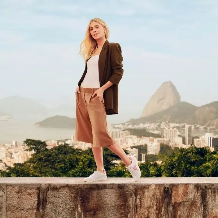 Foto de Carolina Dieckmann usando look em tons terrosos e tênis branco da coleção de Verão 26 PICCADILLY