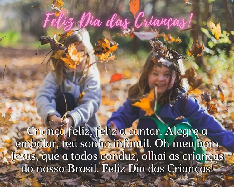 Foto de crianças brincando com folhas e frase "Criança feliz, feliz a cantar. Alegre a embalar, teu sonho infantil. Oh, meu bom Jesus, que a todos conduz, olhai as crianças do nosso Brasil. Feliz Dia das Crianças!"