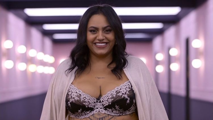 mulher com lingerie roxa e casaco lilás por cima