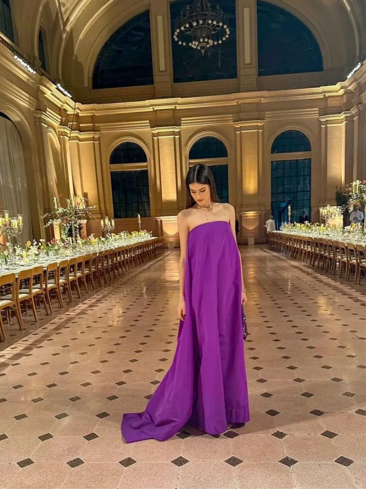 Mulher usando vestido roxo para casamento
