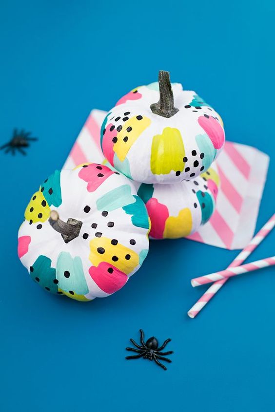 Foto de abóboras decoradas com desenhos abstratos para o Halloween.