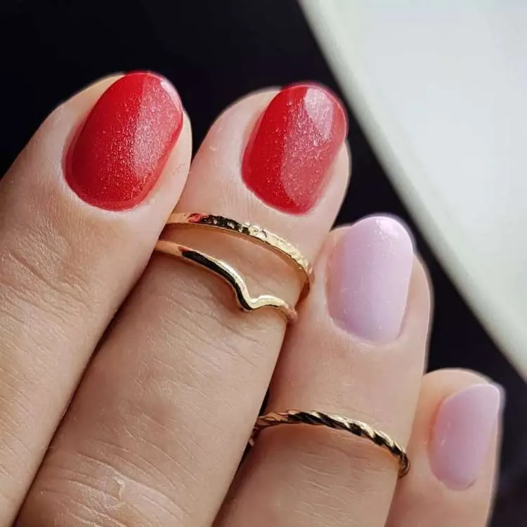 Unhas vermelhas decoradas com glitter e rosa com glitter