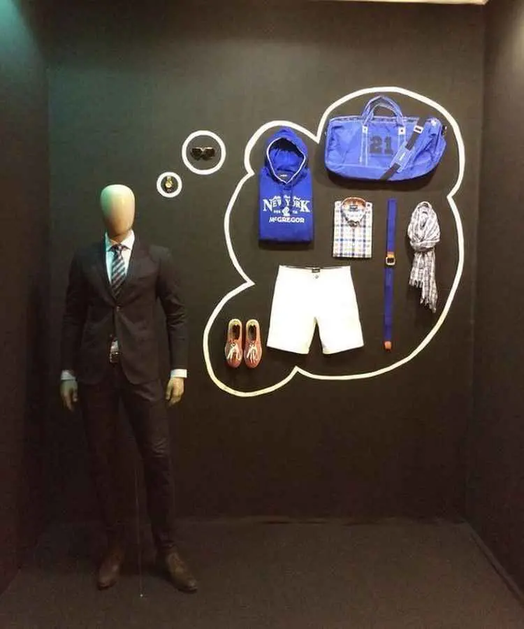 Vitrine criativa de manequim pensando em itens para ganhar de presente