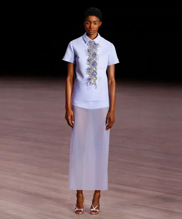 Foto de modelo usando saia azul com transparência, uma das tendências da NYFW Outono Inverno 2026