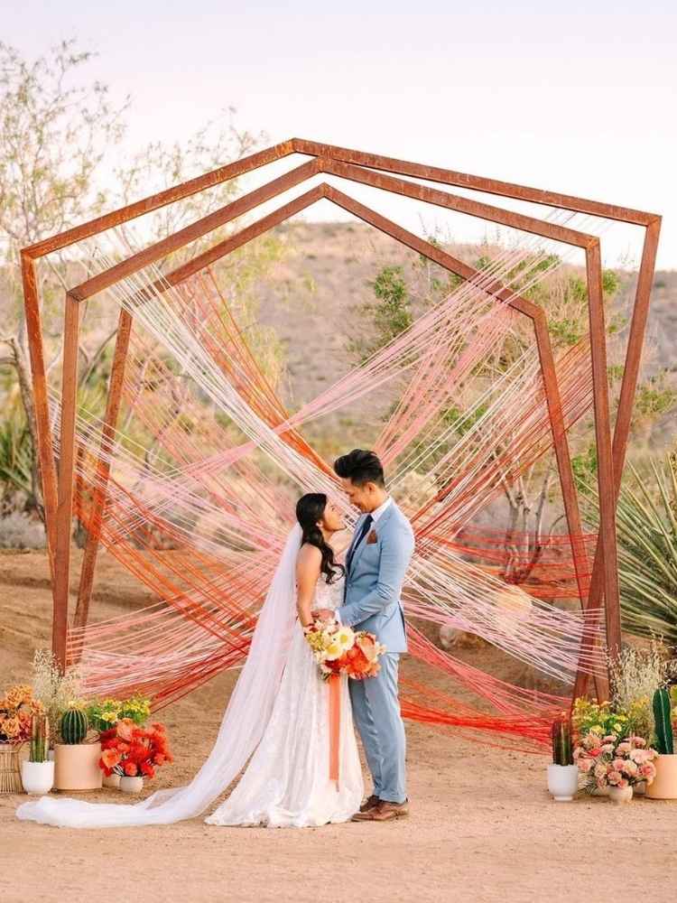Altar de casamento criativo com barbantes.
