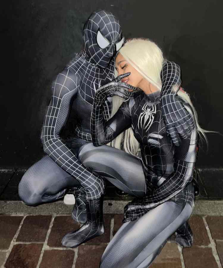 Fantasia de casal para o Halloween: Spider-Man. Ambos usam macacão do homem aranha em preto