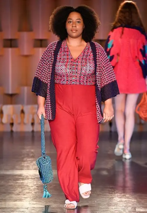 Modelo usa quimono e blusa de crochê