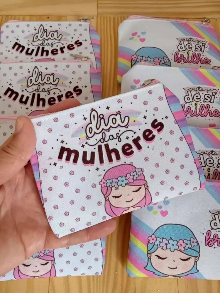 Diversos porta-níqueis com desenho de mulheres e frase "feliz dia das mulheres"