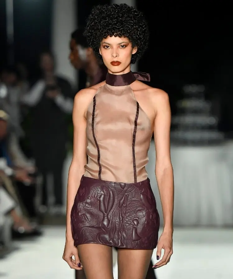 Foto de modelo usando minissaia de couro marrom, uma das tendências do SPFW N60