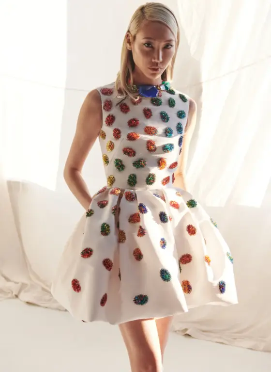 Vestido curto com bolsos e apliques texturizados