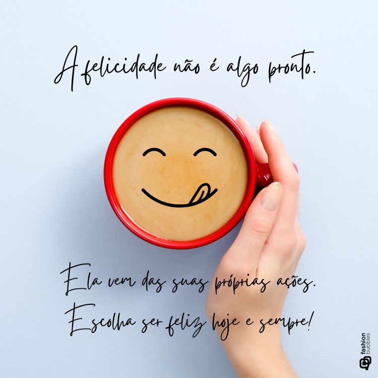 Frase de bom dia domingo escrita em foto de mão com xícara de leite com café
