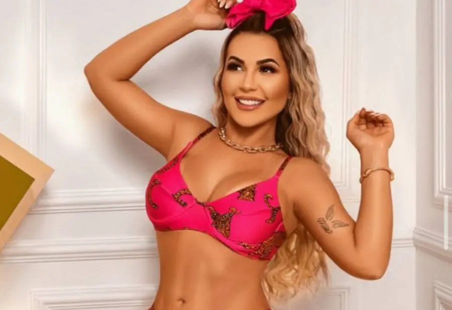 Foto de Deolane de biquíni com sua tatuagem em homenagem a sua mãe