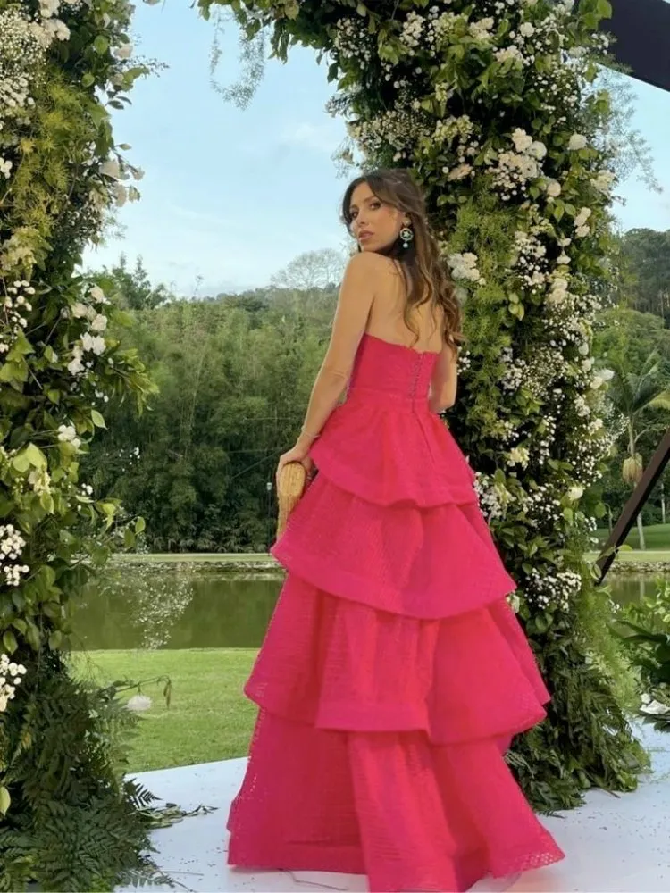 Mulher usando vestido em camadas para casamento