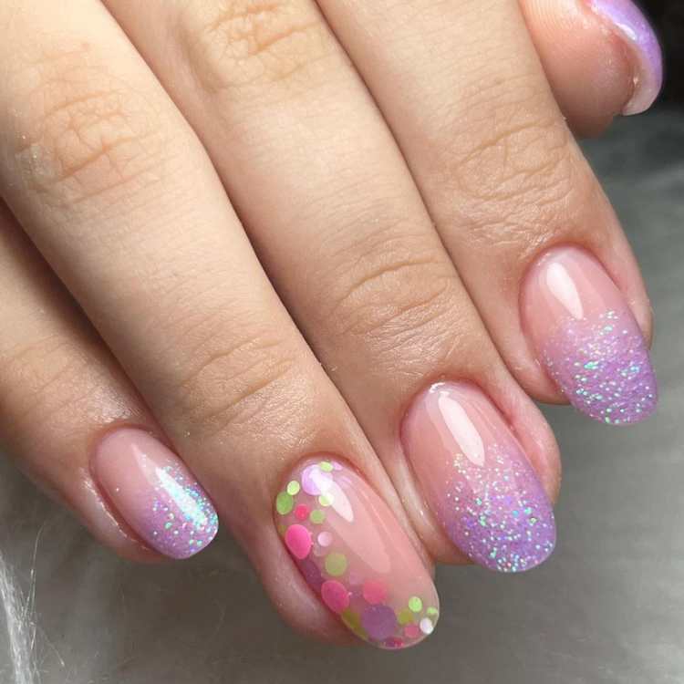 Unhas coloridas decoradas com glitter para o Carnaval.