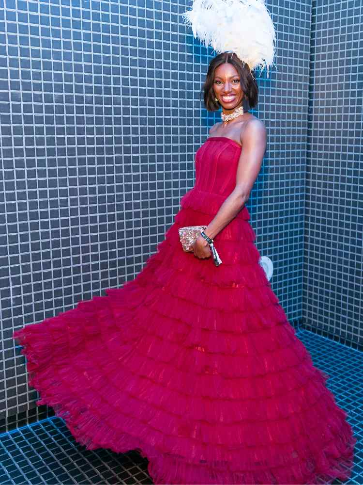 Copacabana Palace retoma Baile de Carnaval mais icônico do Rio de Janeiro: Tina do BBB 23: look pink com tiara de plumas brancas.