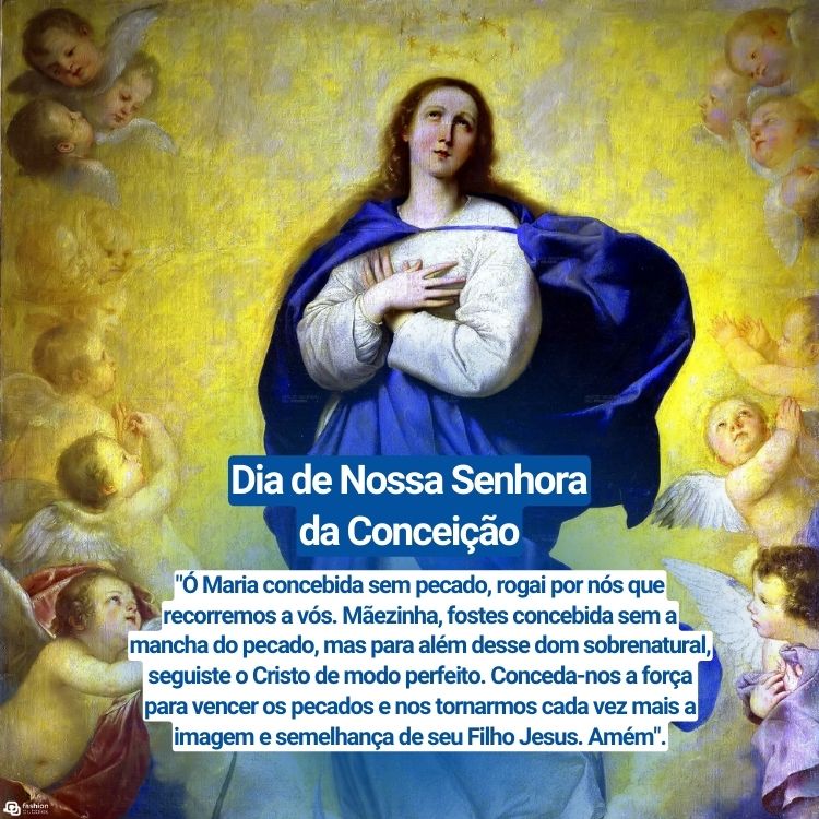 Nossa Senhora da Conceição é retratada com vestes brancas e manto azul, cercada por anjos em um fundo celestial dourado. Sua expressão é serena, com mãos cruzadas sobre o peito. A imagem destaca sua pureza e santidade, acompanhada de uma oração, simbolizando devoção e fé.