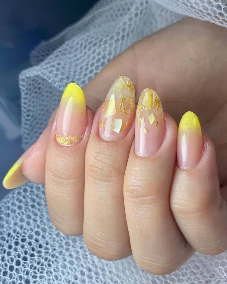 Unha amarela com glitter dourado escapsulado