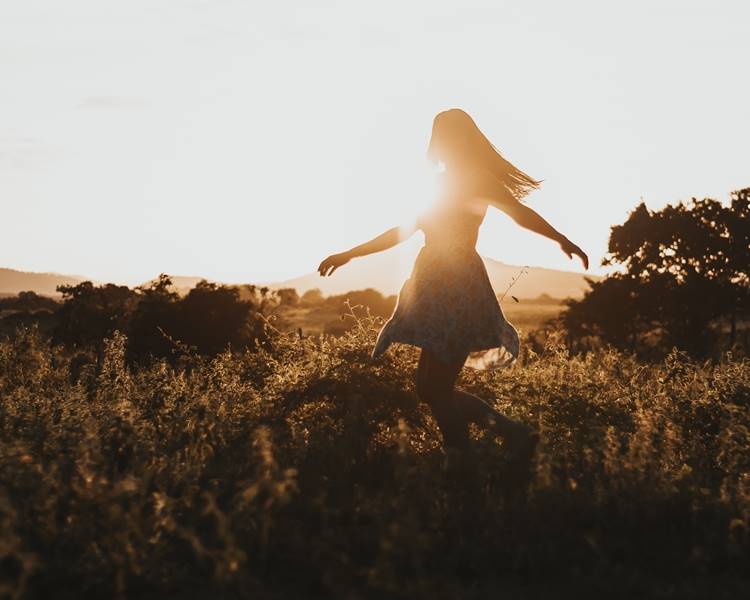Mulher se divertindo em paisagem verde. Foto de mulher - Reflexão de fim de ano