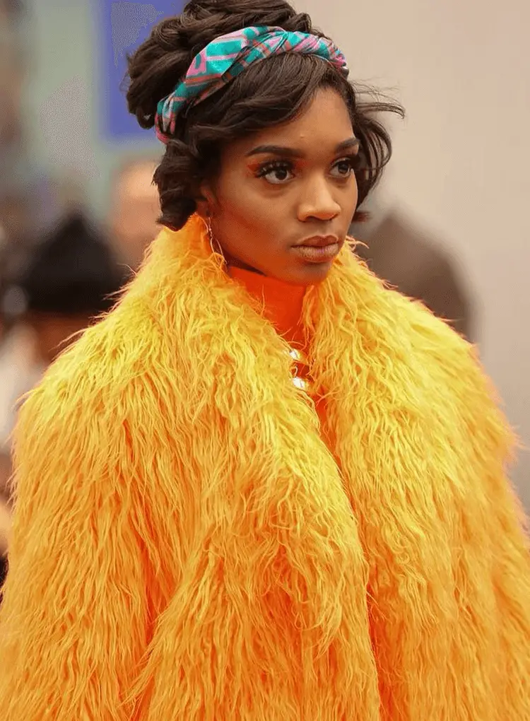 Casaco laranja de penas na NYFW 2022