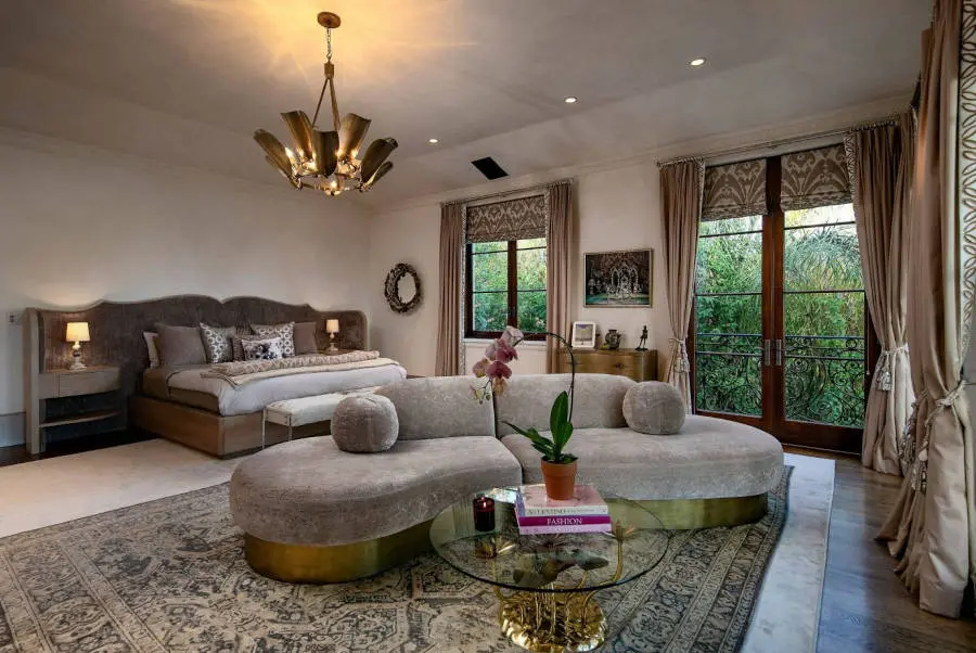 Quarto de Harry e Meghan com cama de casal e sofá.