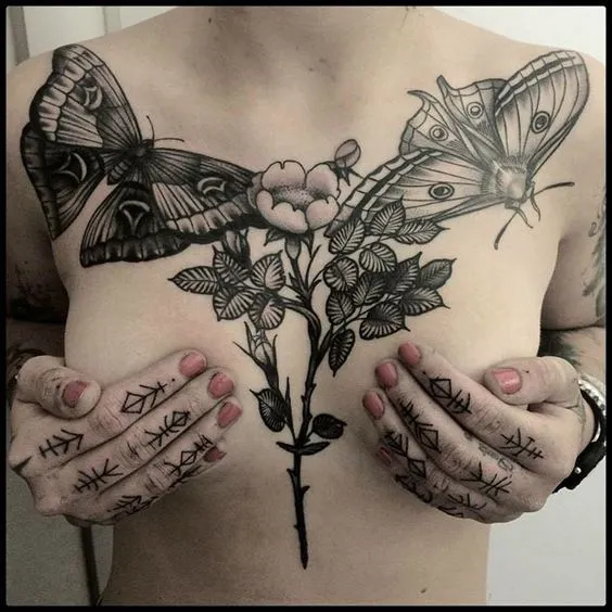 tattoo de borboleta e flor no peito