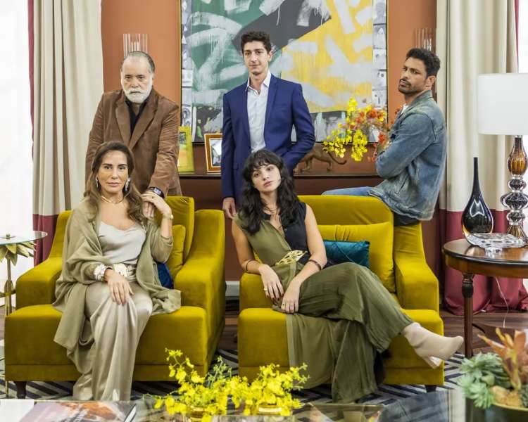 Família La Selva de Terra e Paixão: Antônio (Tony Ramos) é casado com Irene (Gloria Pires), com quem teve dois filhos, Daniel (Johnny Massaro) e Petra (Debora Ozório). Antônio também é pai de Caio (Cauã Reymond), fruto de seu primeiro casamento.