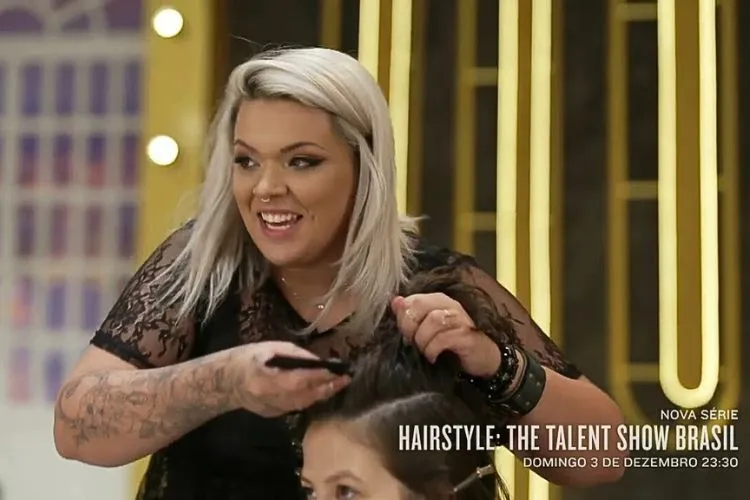 Participante loira do Hairstyle: The Talent Show Brasil